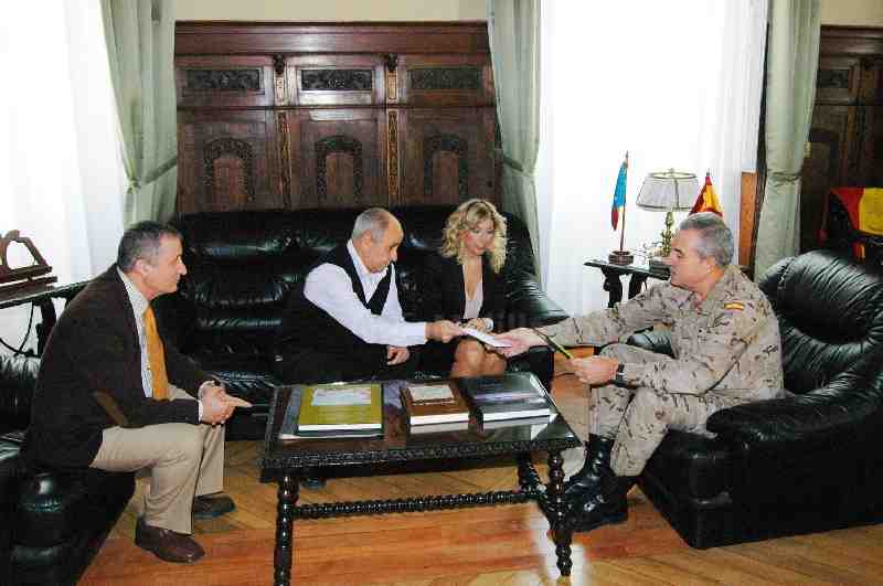 El comandante general recibe un trabajo sobre el Protectorado Español elaborado por la Asociación de Amigos del Patrimonio Histórico Militar