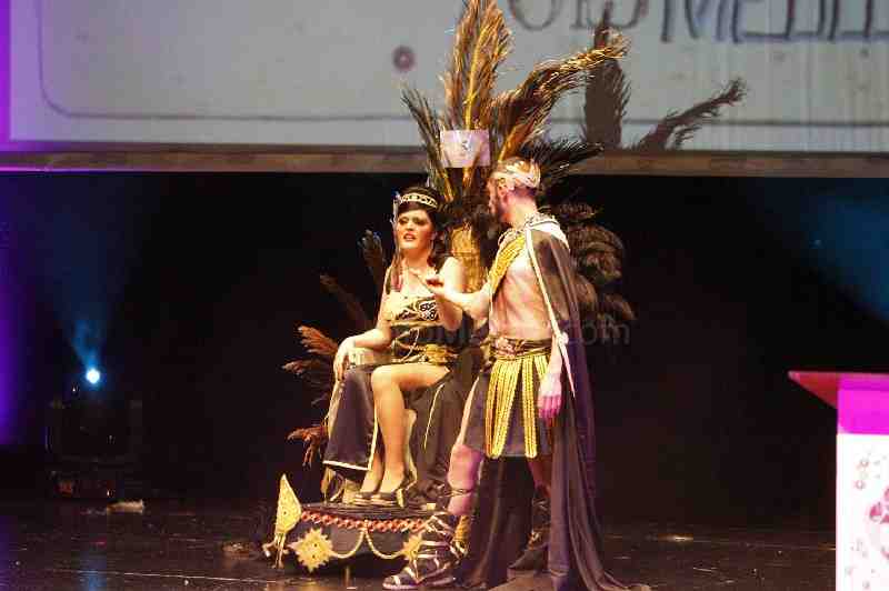 La noche del Carnaval melillense se llena de diversión y carcajadas con un Kursaal abarrotado