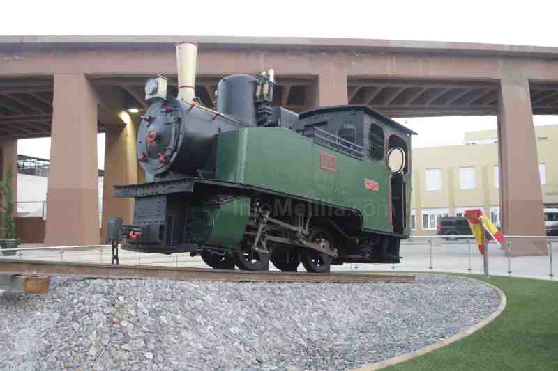 Melilla rinde un homenaje a los hombres del ferrocarril con la instalación de una antigua locomotora junto al cargadero de mineral