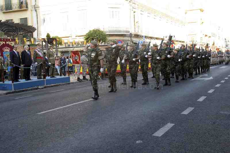 Cientos de personas asisten el desfile de las Fuerzas Armadas en Melilla