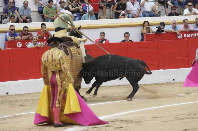 El Fandi indulta a "Miraclaro" en Melilla y sale a hombros con el Cordobés