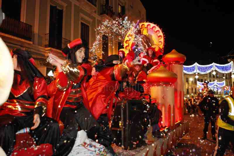 Miles de melillenses abarrotan las calles de la ciudad para dar la bienvenida a los Reyes Magos