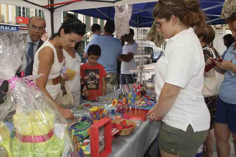 La consejera de Bienestar social ha visitado el rastrillo montado hoy
