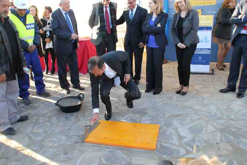 La ministra de Fomento pone la primera piedra de las 60 nuevas viviendas de Gabriel de Morales y se compromete a construir hasta 300 este año