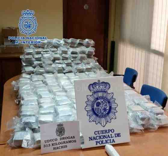 La Policía Nacional interviene 313 kilos de hachís ocultos en el suelo de un camión frigorífico