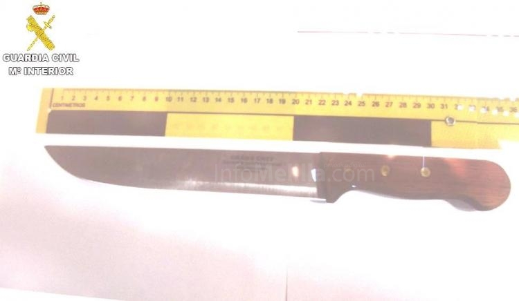 En la imagen, el cuchillo requisado a uno de los inmigrantes