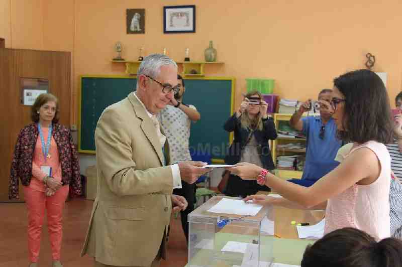 Antonio Gutiérrez en el momento de ejercer su derecho al voto