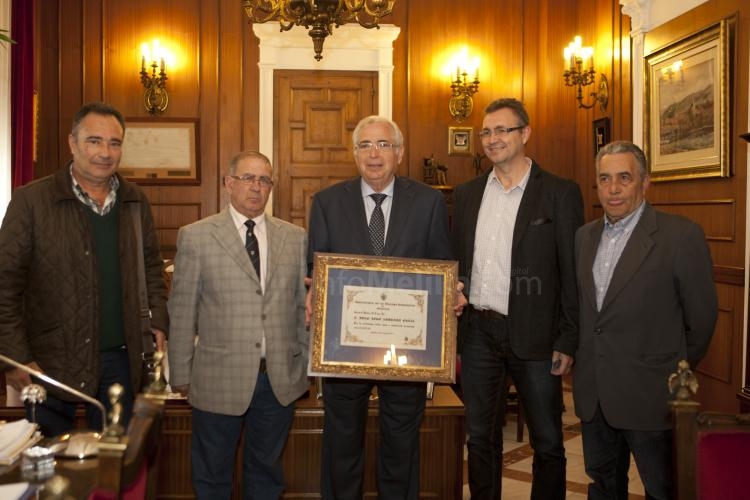 Deporte/Sociedad: La APDM entrega el título de Socio de Honor y el carne al presidente Imbroda