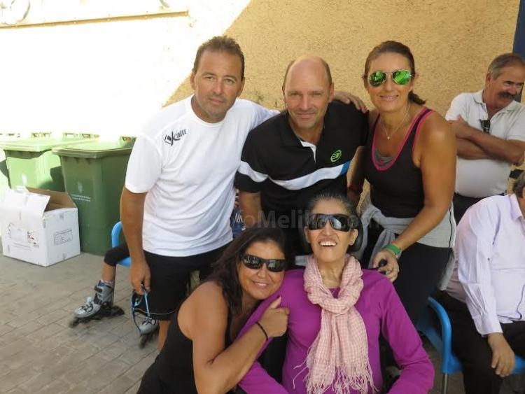 Soraya Mohamed rodeada de buenos amigos del mundo del padel