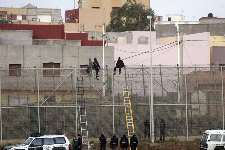 Bajan de la valla los inmigrantes encaramados seis horas después del salto