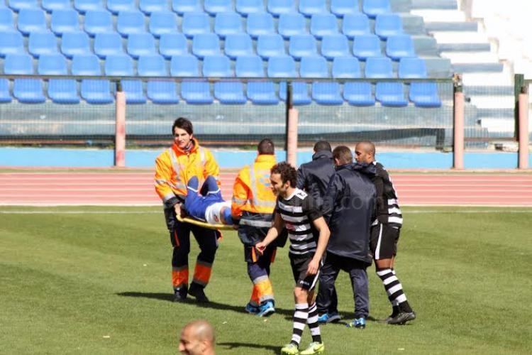 Montes en el momento de ser retirado en camilla este domingo en el partido ante el San Fernando