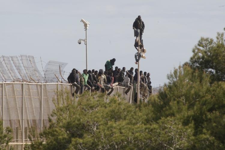 Unos 25 subsaharianos se encaraman a la valla de Melilla tras protagonizar un nuevo asalto masivo