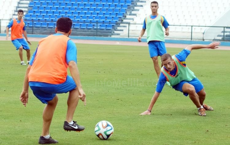 La U.D. Melilla entrena antes de emprender el viaje a Villanueva de la Serena
