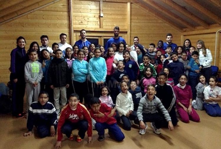 El Melilla Baloncesto visita el Campamento Solidario