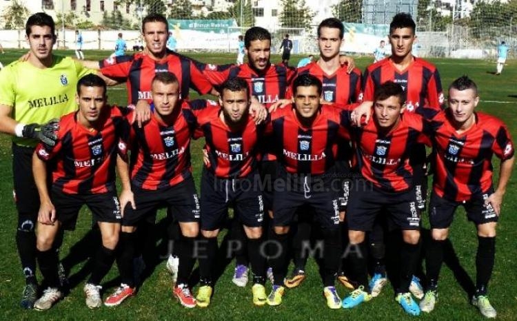 Los melillenses con la segunda equipación, en una de sus formaciones iniciales