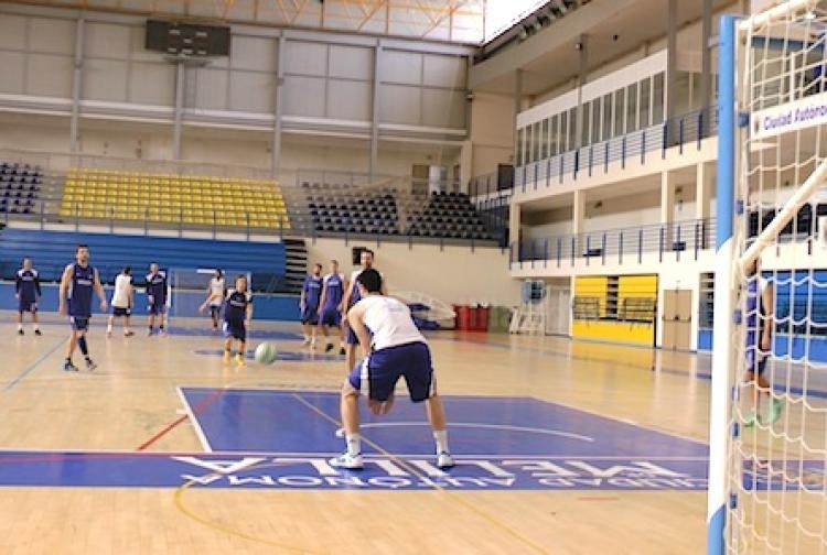 La plantilla disputando elcitado partidillo de "Colpball"
