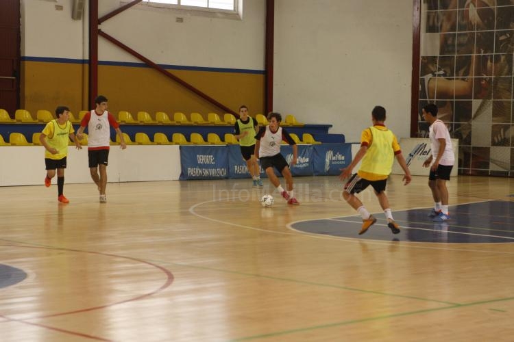La Sub-16 en pleno entrenamiento sobre el parquet del "Lázaro Fernández"