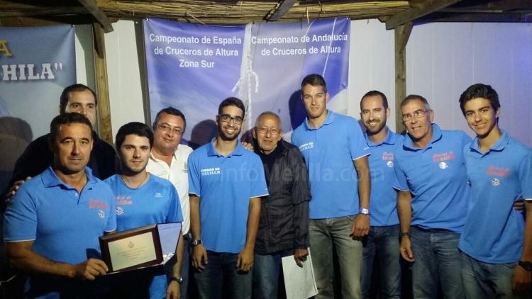 José Luis Pérez rodeado de un grupo de regatistas