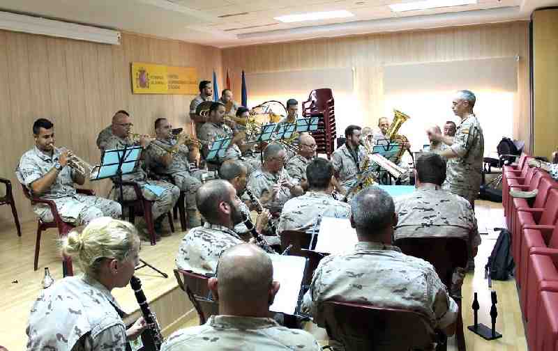La Unidad de Música del Batallón de Cuartel General de la COMGEMEL ofrece un concierto a los usuarios de la residencia de mayores