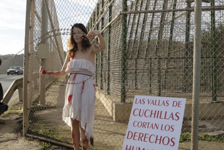 Los Verdes protestan ante la valla de Melilla por las concertinas