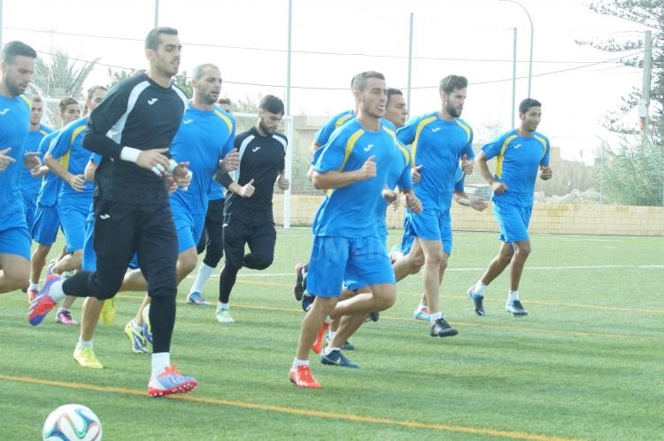 La UD Melilla se ejercita sobre césped artificial