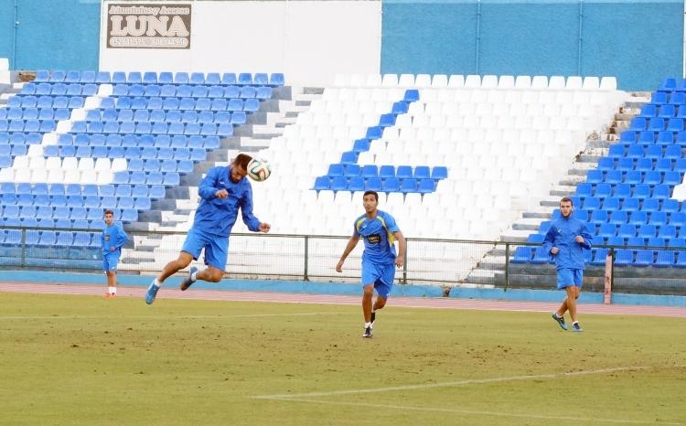 La U.D. Melilla se ejercita en un viernes más intenso de lo habitual