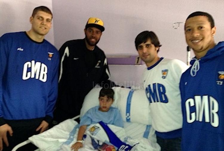 Busma, Durley, Alcoba y Brothers, acompañando a uno de los pacientes pequeñines