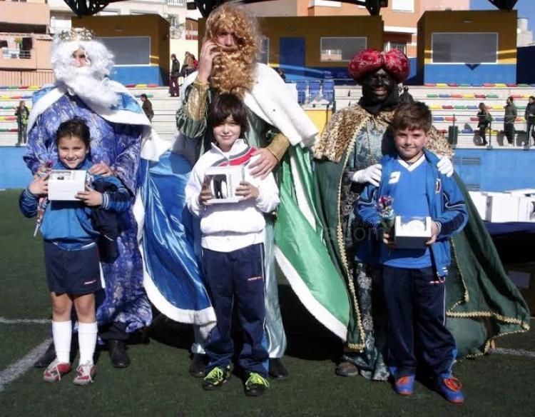 Sus Majestades visitaron a los alumnos de la Escuela de Fútbol de la FMF