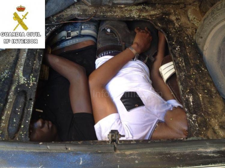 La Guardia Civil intercepta otro vehículo con dos inmigrantes subsaharianos ocultos en un doble fondo