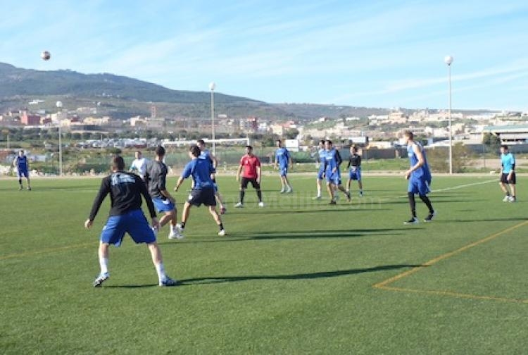 La plantilla de Melilla Baloncesto jugando un partidillo de fútbol