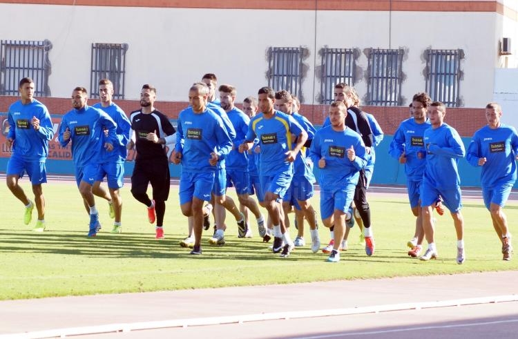 La U.D. Melilla se ejercita en una sesión regenerativa