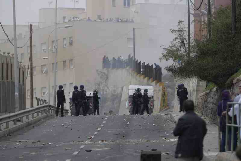 La Cañada vive una tarde de tensos disturbios con barricadas y enfrentamientos con la Policía