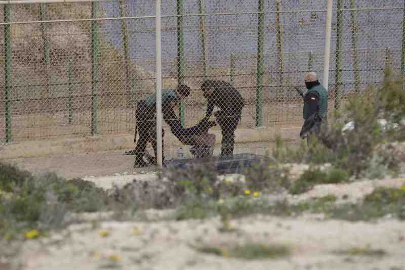 Casi la totalidad de los inmigrantes encaramados a la valla vuelven a Marruecos