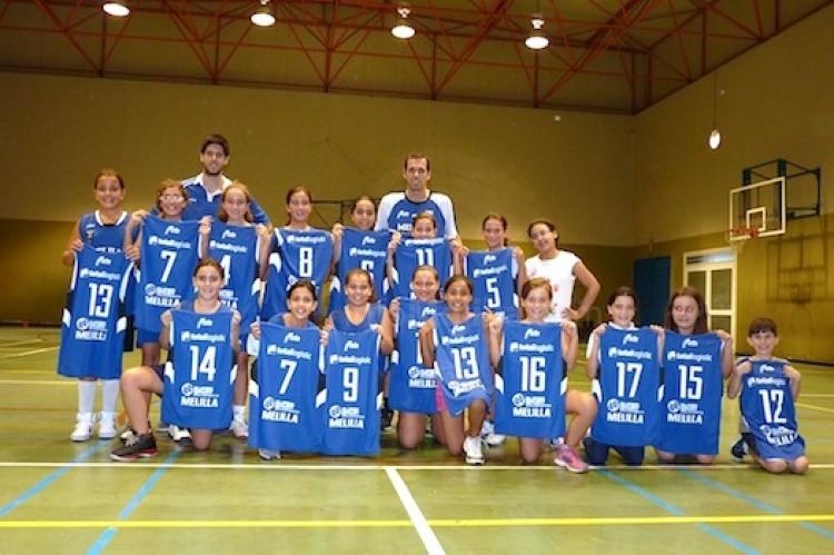 Almazán y Bravo pasan una gran tarde de baloncesto con el minibasket femenino