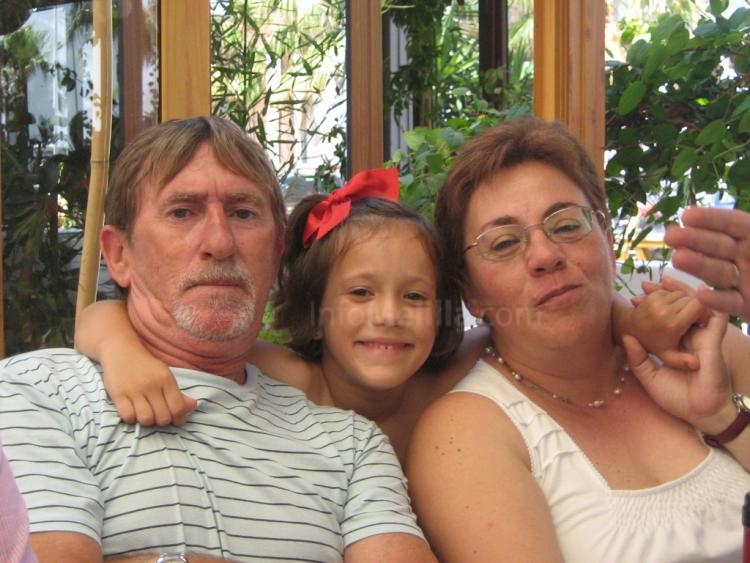 El homenajeado póstumo José Luis Cuenca, con su esposa y ni co nsu nieta