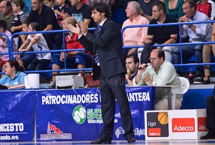 Alejandro Alcoba Conde, técnico de Melilla Baloncesto, dirigiendo al equipo en pleno partido
