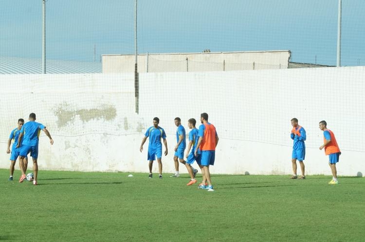 Unión Deportiva Melilla: Entrenamiento regenerativo en el anexo del Álvarez Claro