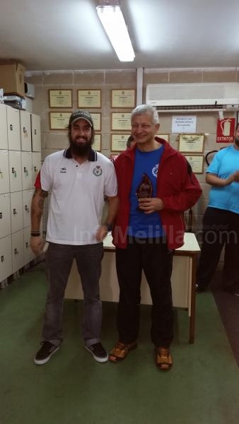 El polaco Robert Ligas, médico traumatólogo, recibiendo su trofeo