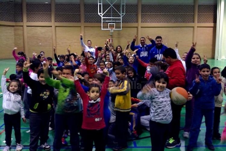 El CEIP Reyes Católicos recibe la visita del Melilla Baloncesto