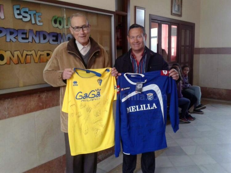 La entrega de dichas camisetas al hermano Eulalio por parte de Juan Moya, "mister" unionista