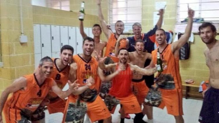 La plantilla melillense festejando su clasificación en vestuarios para los play-offs de ascenso