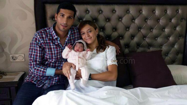 Maanan, posando orgulloso con su pequeña Amira, junto a su esposa Chaima ¡Felicidades!