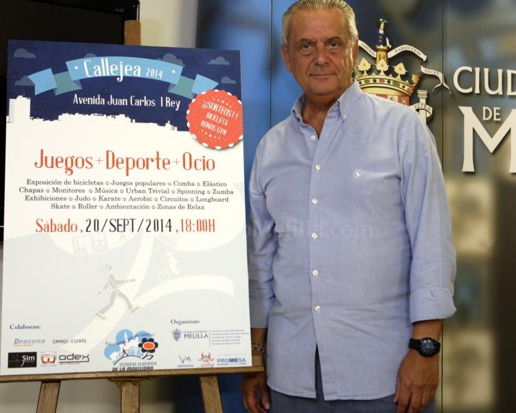 El Consejero de Seguridad Ciudadana, Javier Calderón, junto al cartel promocional de las actividades
