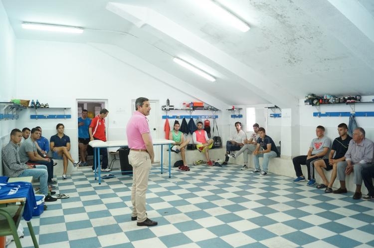 La plantilla azulina despidiendo en vestuarios la temporada