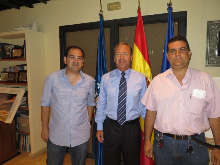 Miguel Marín con representantesdel Club Melilla 4x4