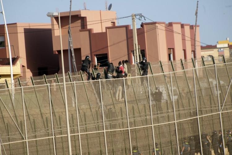 Unos 250 inmigrantes intentan entrar a Melilla pero sólo uno lo consigue