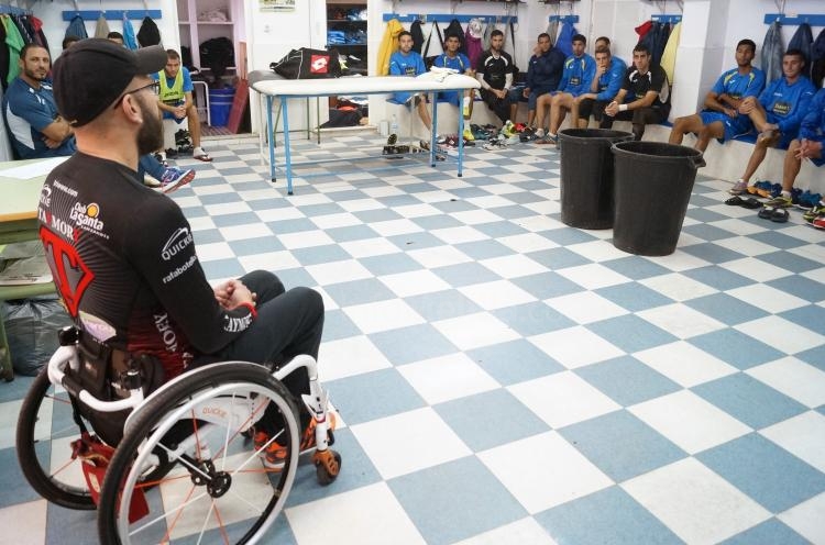 Un campeón del Mundo y escolares visitan el entrenamiento de la U.D. Melilla