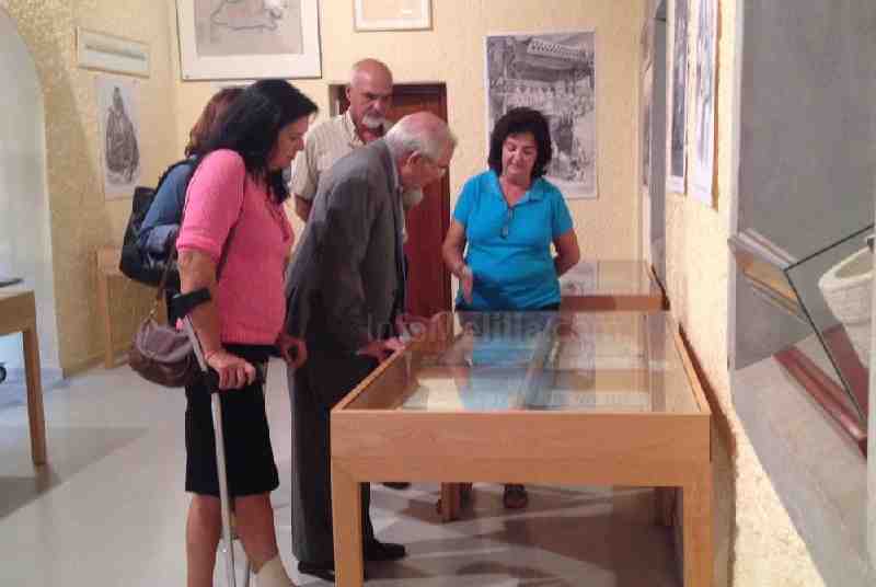 Imbroda, junto a Chocrón,visitando la exposición