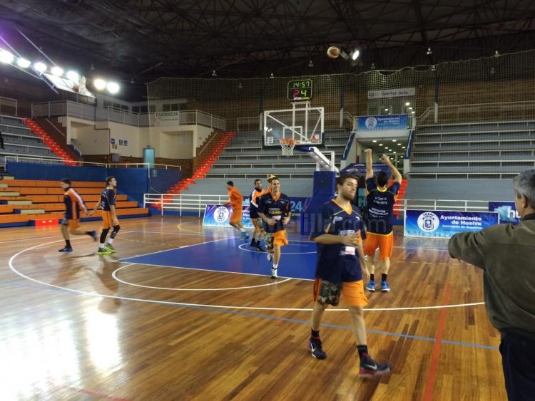 El CAM Enrique Soler en la rueda de calentamiento antes del partido ante Por Huelva