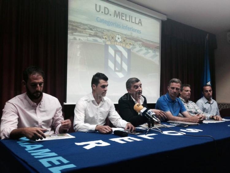 Presidente junto a ex-futbolistas azulinos en la presentación del nuevo proyecto unionista